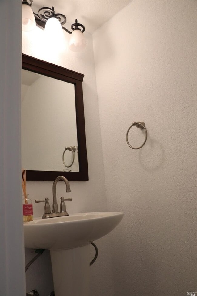 Building Photo - Benicia's 3 Bedrooms & 2.5 Bathrooms Townhouse, Water/Sewer/Trash Paid by HOA