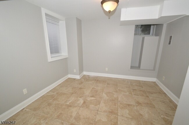 Building Photo - 139 Forest St