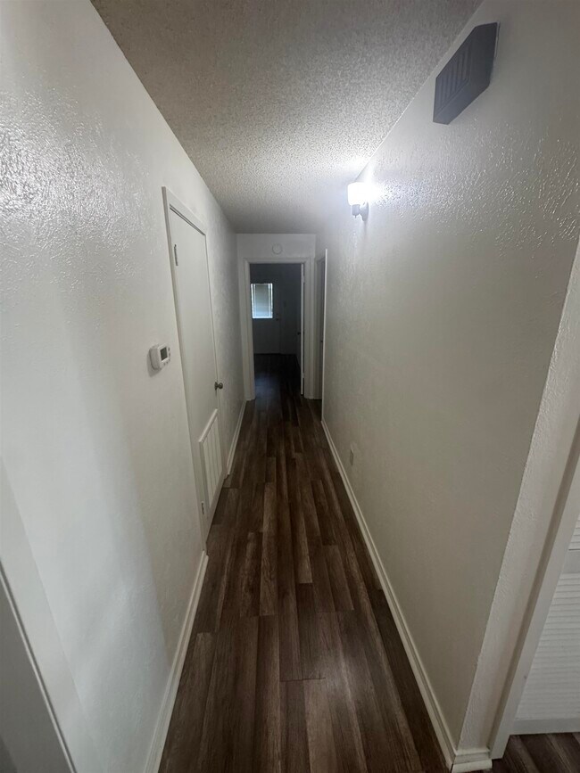 Building Photo - 808 Hi Cir W