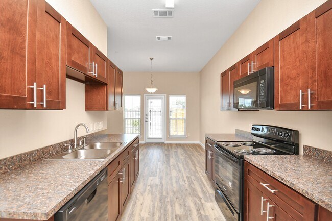 Building Photo - 2319 Bermuda Palms Dr