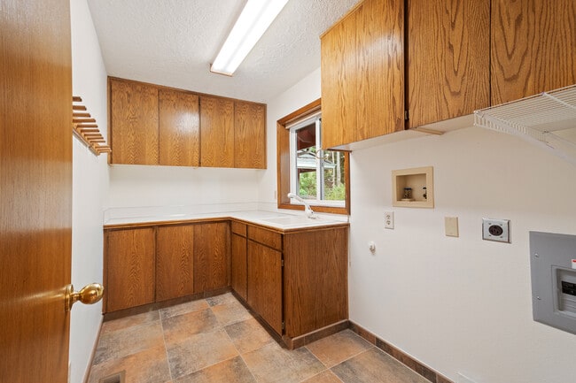 Building Photo - 1324 Stonehaven Dr