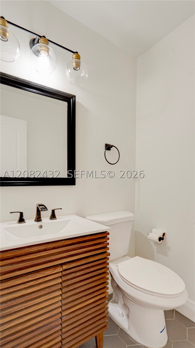 Building Photo - 710 SW 114th Ave