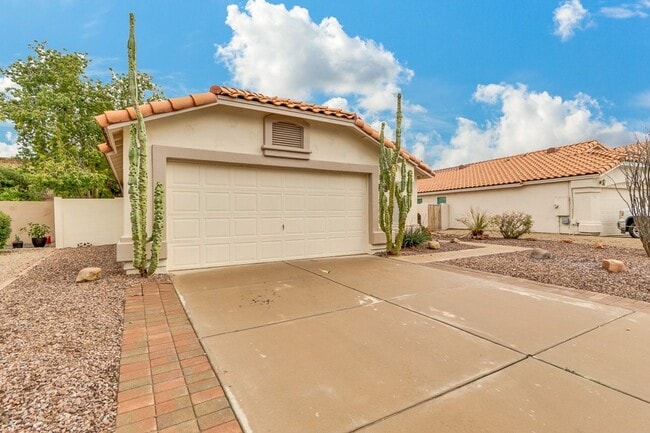 Building Photo - Pecos Ranch Beauty!
