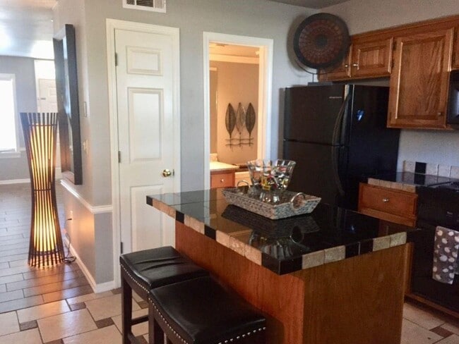 Building Photo - 1364 E Masonic Dr