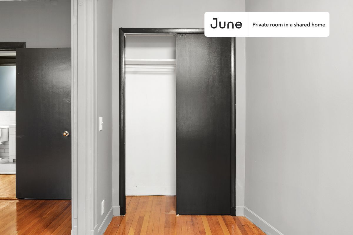 Building Photo - Private bedroom in 3 bed/1 bath Home