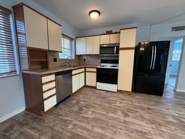 Building Photo - 500 SW 15th St