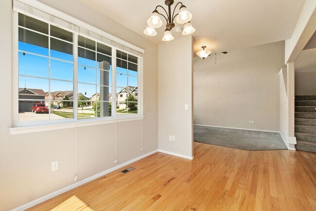 Building Photo - 3 Bedroom, 4 Bathroom, 2-Car Garage in Rig...