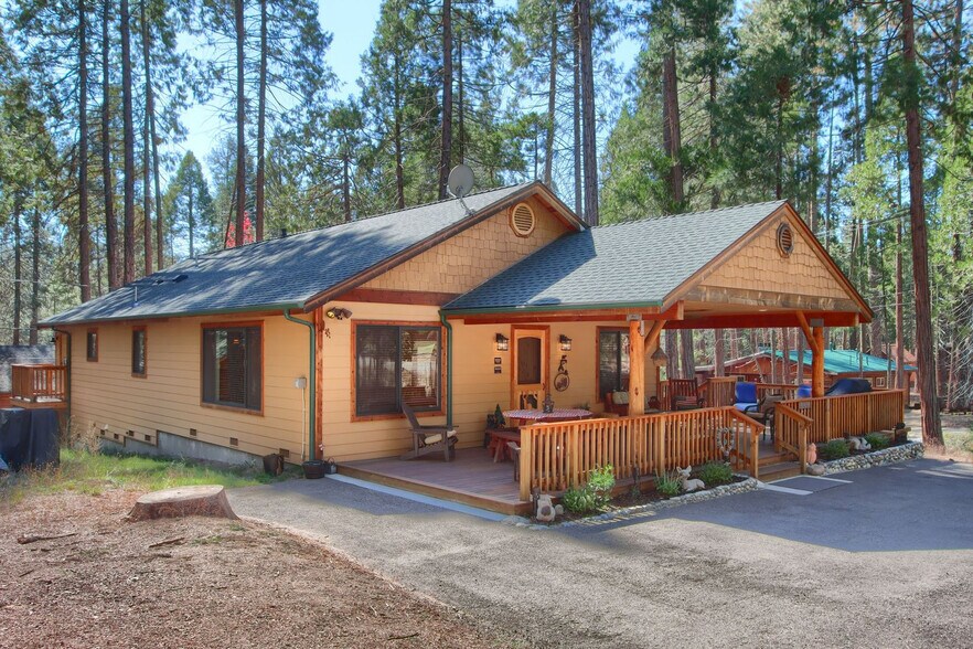 Building Photo - 8026 Larkspur Ln