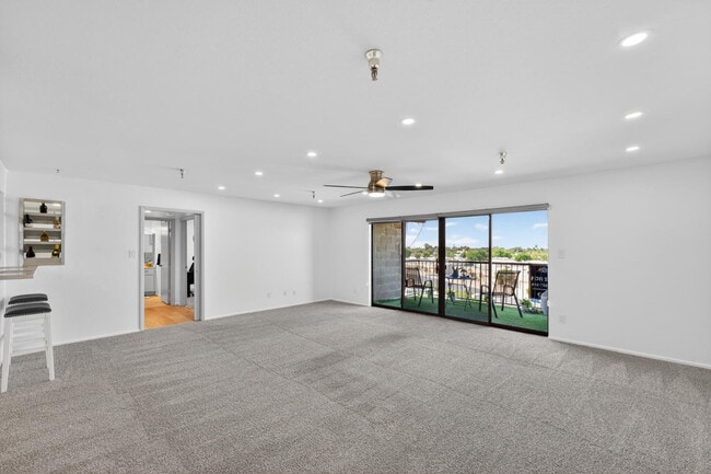 Building Photo - 425 S Parkcrest