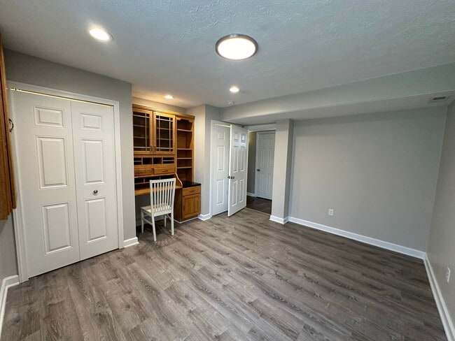 Building Photo - 5990 Edgehill Dr