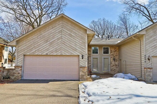 Building Photo - Amazing 3 Bedroom Twin Home!