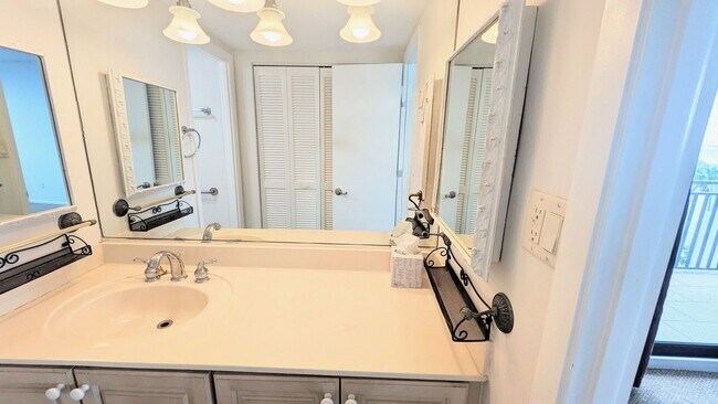 Building Photo - Annual UNfurnished Siesta Key Gulf front 2/2 condo with water views!