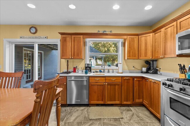 Building Photo - Well-Cared for historic beauty in private setting tucked in the Hill Section