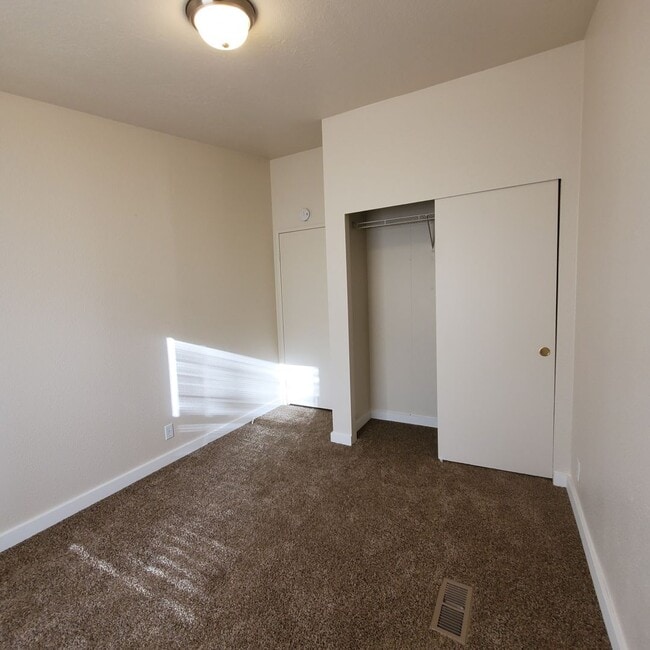 Building Photo - Pet Friendly 4 bedroom 2 bath home w/ 2 car garage