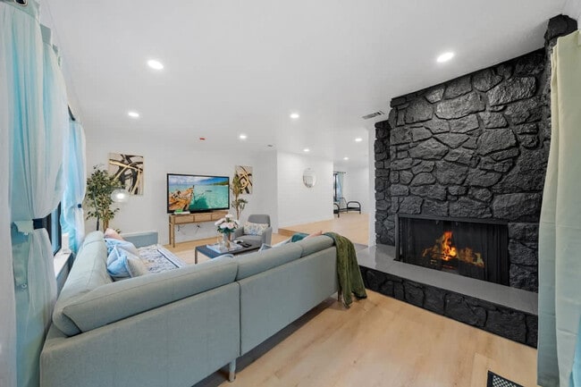 Building Photo - 5048 Bluff Pl