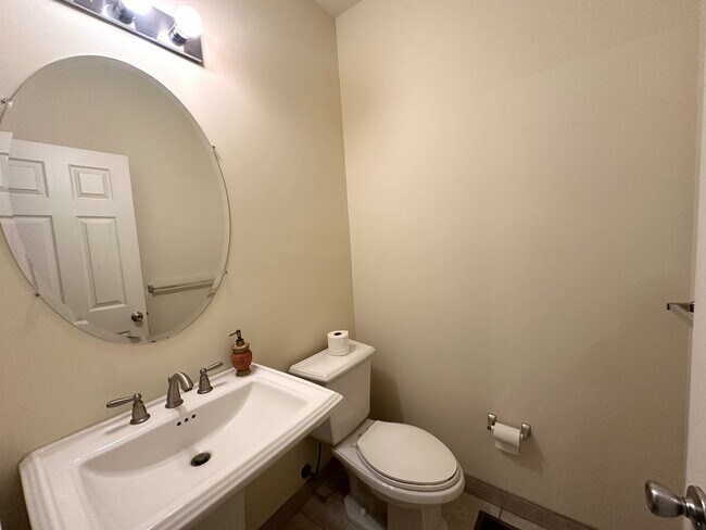 Building Photo - 3 bedrooms, 2.5 bathrooms