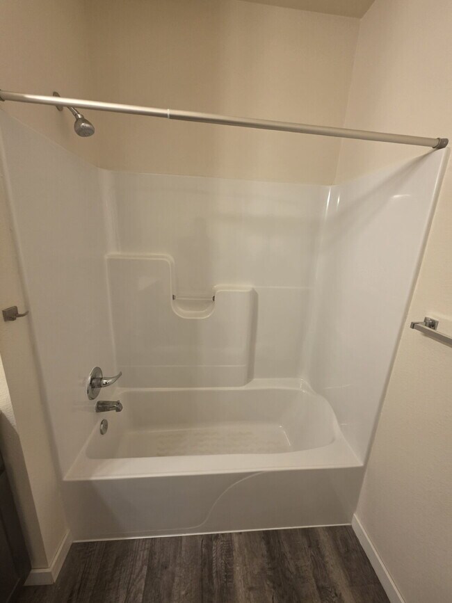 Building Photo - 2 Bedroom | 1 Bathroom 2nd Floor Apartment Available RIGHT NOW!