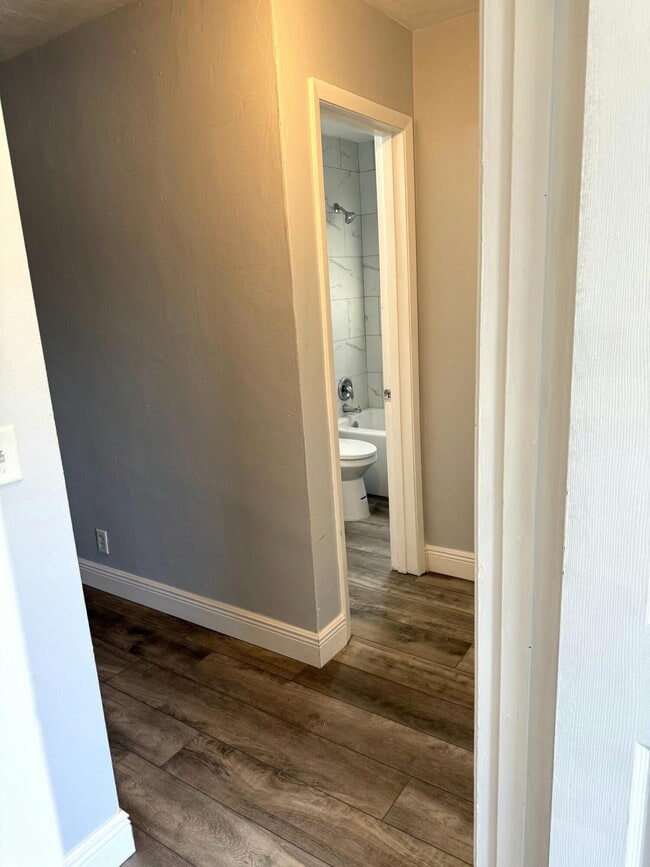 Building Photo - 1564 W 28th St