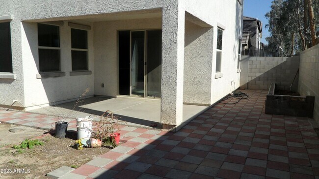 Building Photo - Large 4 Bedroom 3 Bath Home!