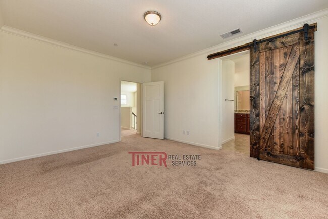 Building Photo - Like New Somerset Ranch Home!
