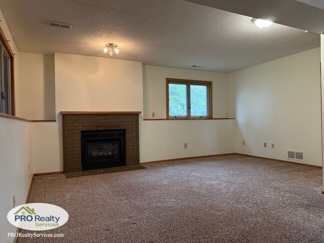 Building Photo - 3 Bedroom Home in Shoreview