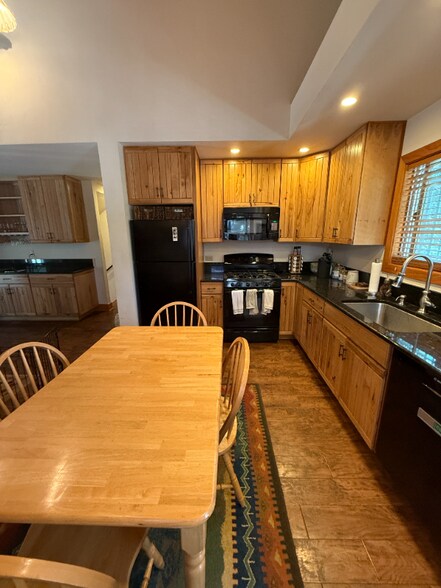 Building Photo - 1025 Tomahawk Trail