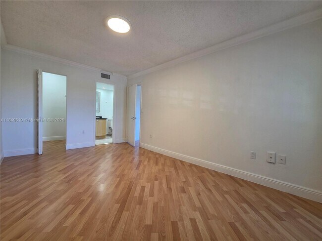 Building Photo - 10765 SW 108th Ave