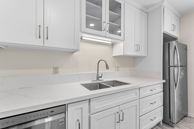 Building Photo - Townhouse with 3 bedrooms / 1.5 bathrooms / 2 assigned parking stalls