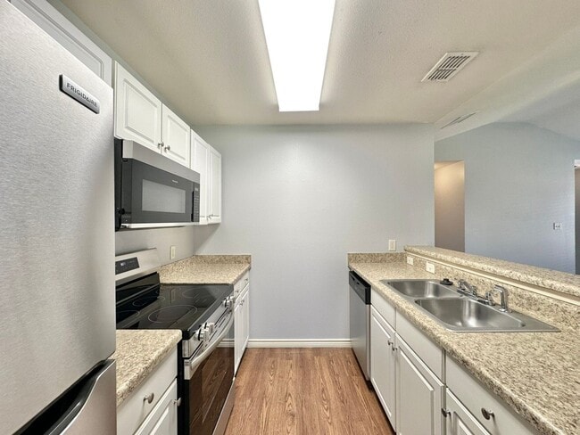 Building Photo - 2 Bedroom 2 Bath at Mansion Creek! Chapel Hill ISD!