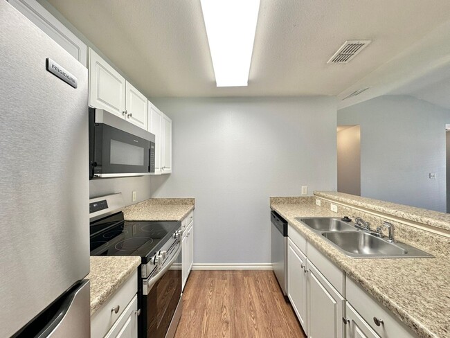 Building Photo - 3 Bedroom 2 Bath Duplex at Mansion Creek i...