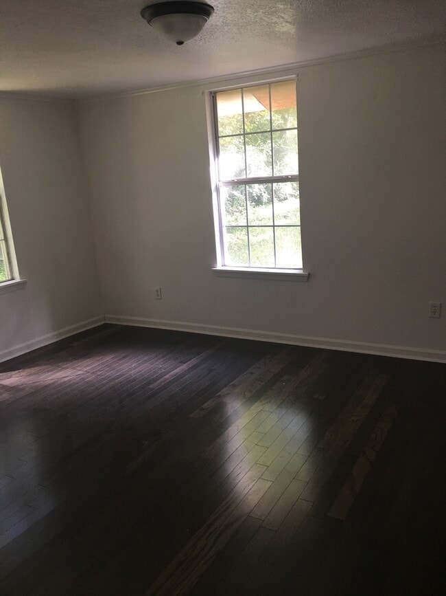 Building Photo - 902 N 27th St