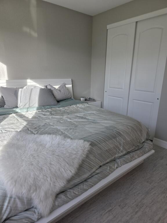 Building Photo - 527 SE Vallarta Dr