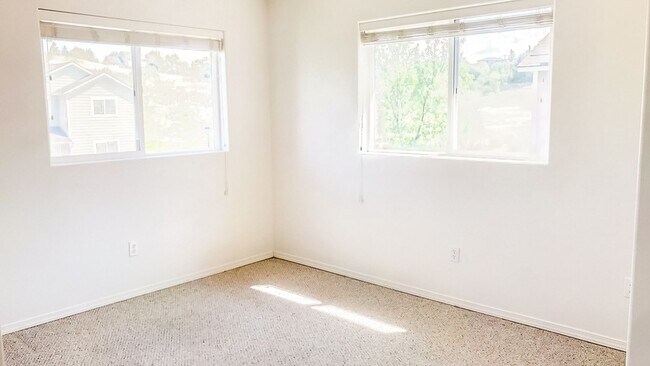 Building Photo - Beautiful 4 bedroom 3 bath townhouse w/att...