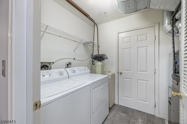 Building Photo - 902 Wendover Ct