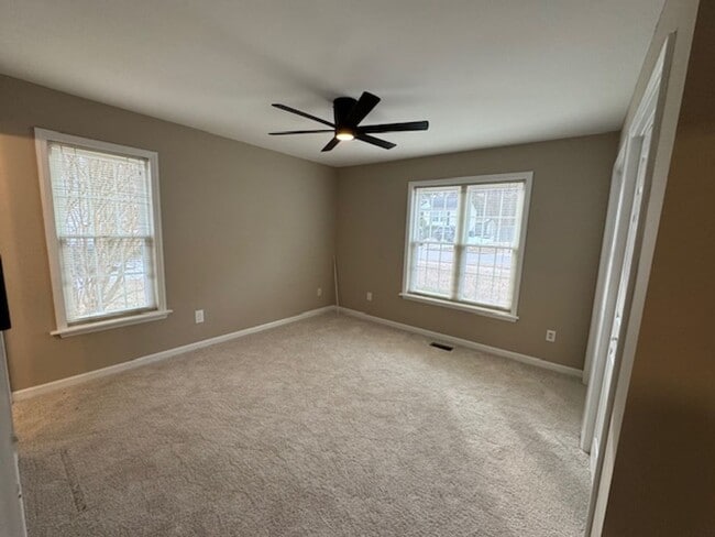 Building Photo - Short term lease available!