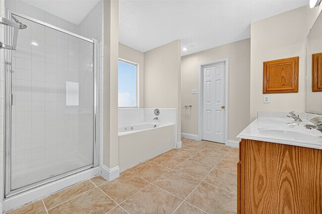 Building Photo - 2219 Mountshire Dr
