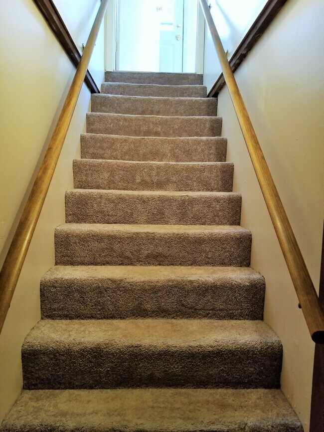 Building Photo - FRESH Paint!  Sprawling, Hurstbourne Ranch with Basement!  3 Bedrooms, 3 Full Baths, Hardwood Flo...