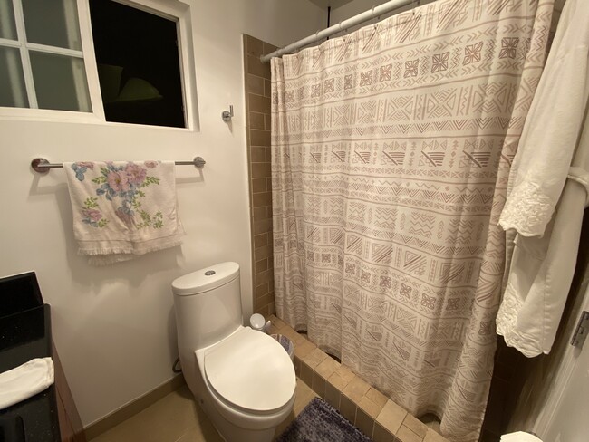 Shower - 3284 Veteran Ave