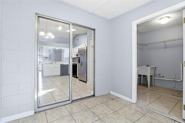 Building Photo - 1972 Bonneville Dr