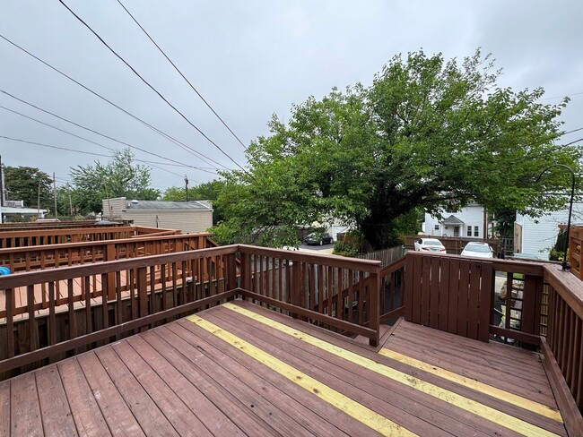 Building Photo - Charming 2 Bed 1 Bath Interior Townhome Wi...