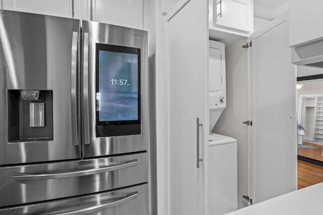 Building Photo - "Modern Comfort Awaits: Spacious 2-Bed, 2-Bath Condo with Elegance in the Heart of Atlanta"