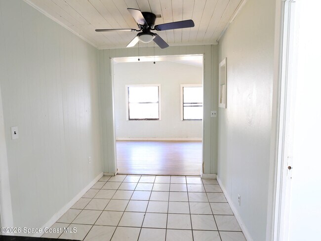 Building Photo - 317 Pineda St