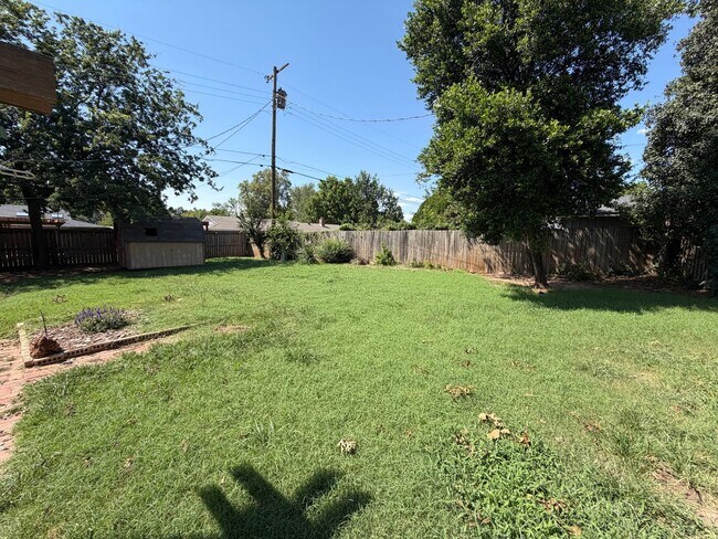 Building Photo - 2517 Chateau Dr