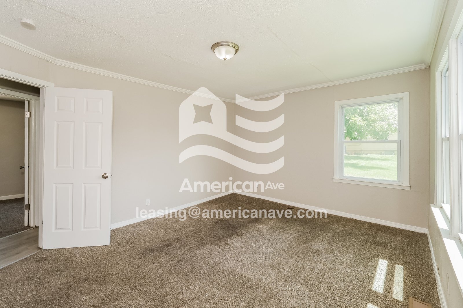 Building Photo - 904 E 84th Terrace