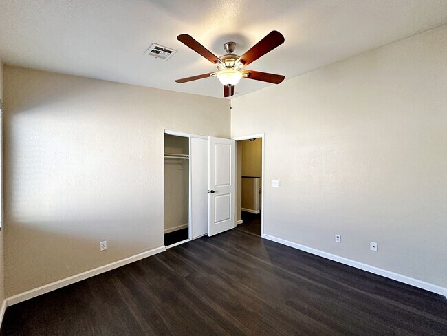 Building Photo - 3 BEDROOM TOWNHOME WITH YARD + 2 CAR GARAGE IN GATED HENDERSON COMMUNITY