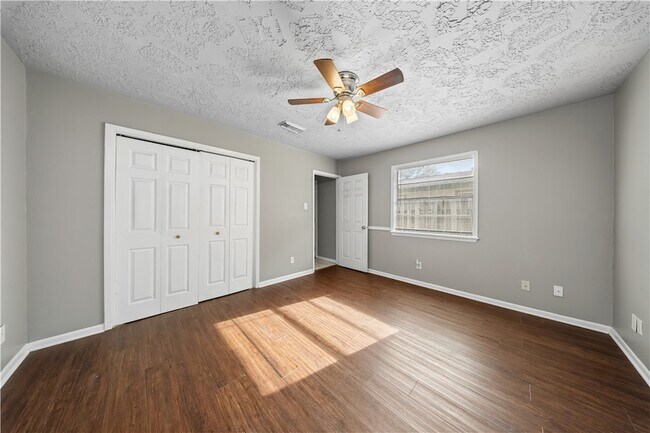 Building Photo - 1419 Hillside Dr