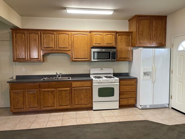 Building Photo - 3 BED 2 BATH W/ATTACHED MOTHER-IN-LAW SUITE *SOLAR PANELS ON ROOF = LOW ELECTRIC BILL*