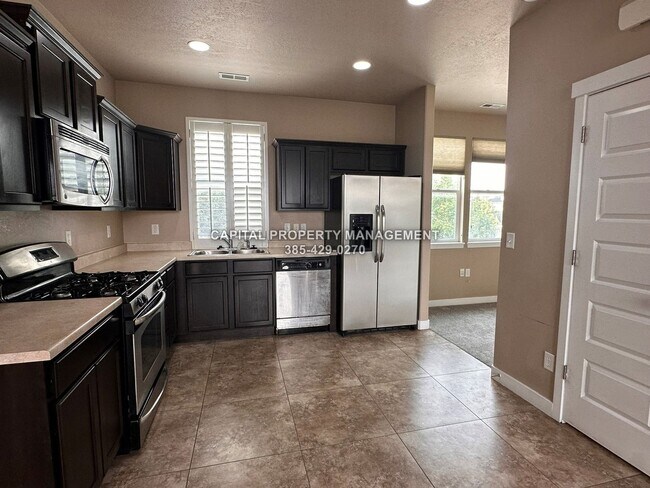 Building Photo - Townhome in Daybreak