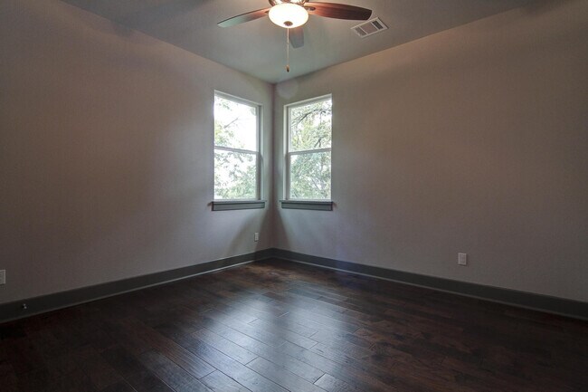 Building Photo - 923 E 37th St