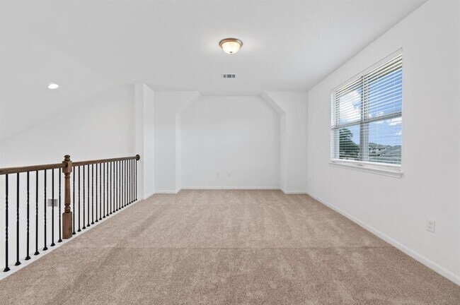 Building Photo - 348 Rend Dr